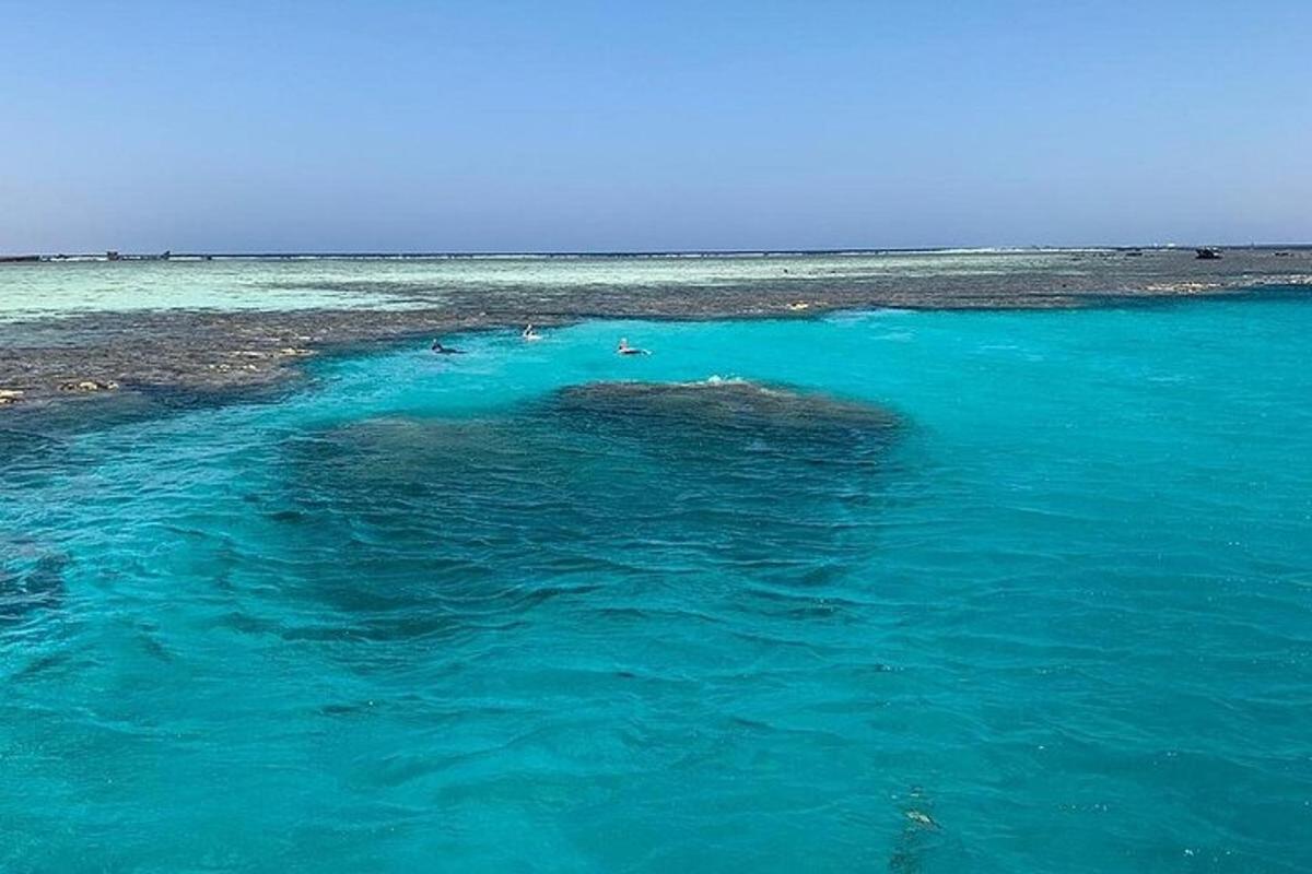 una grande piscina di acqua blu su una spiaggia