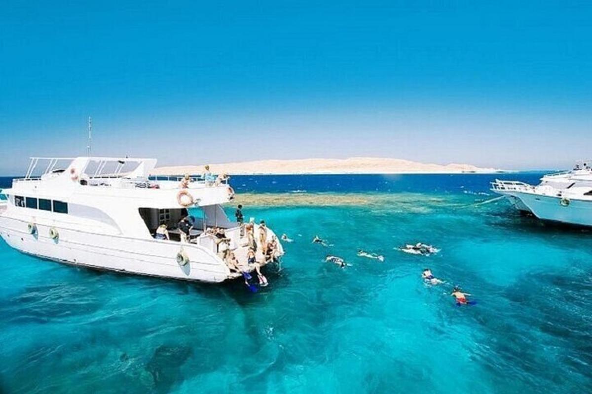 um barco branco na água com pessoas nele