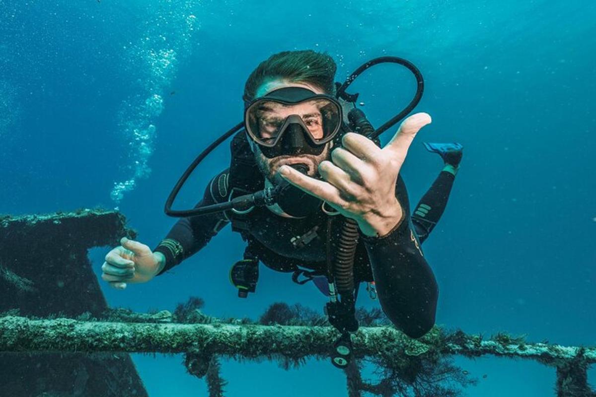 Ένας άντρας με μάσκα κατάδυσης κάτω από το νερό