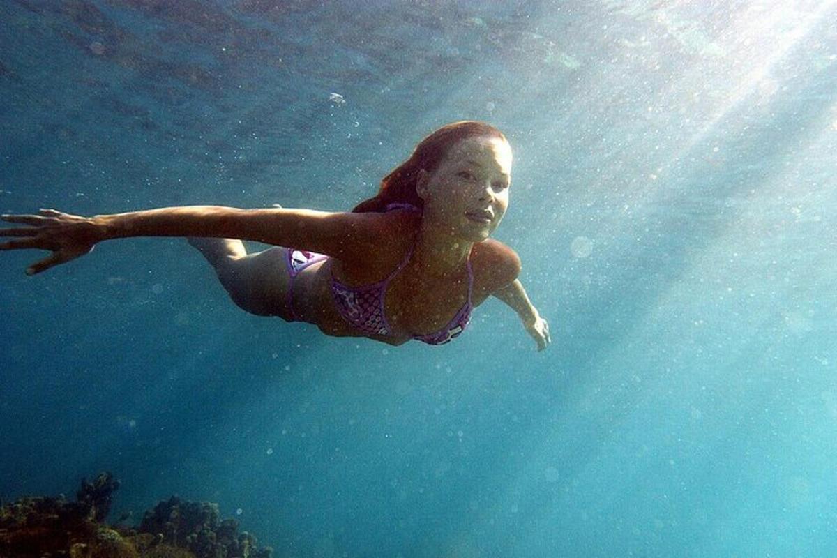 uma mulher de biquíni nadando na água
