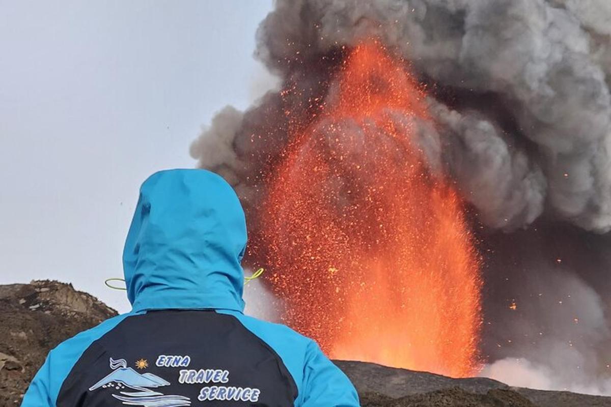 seseorang berjaket biru melihat api
