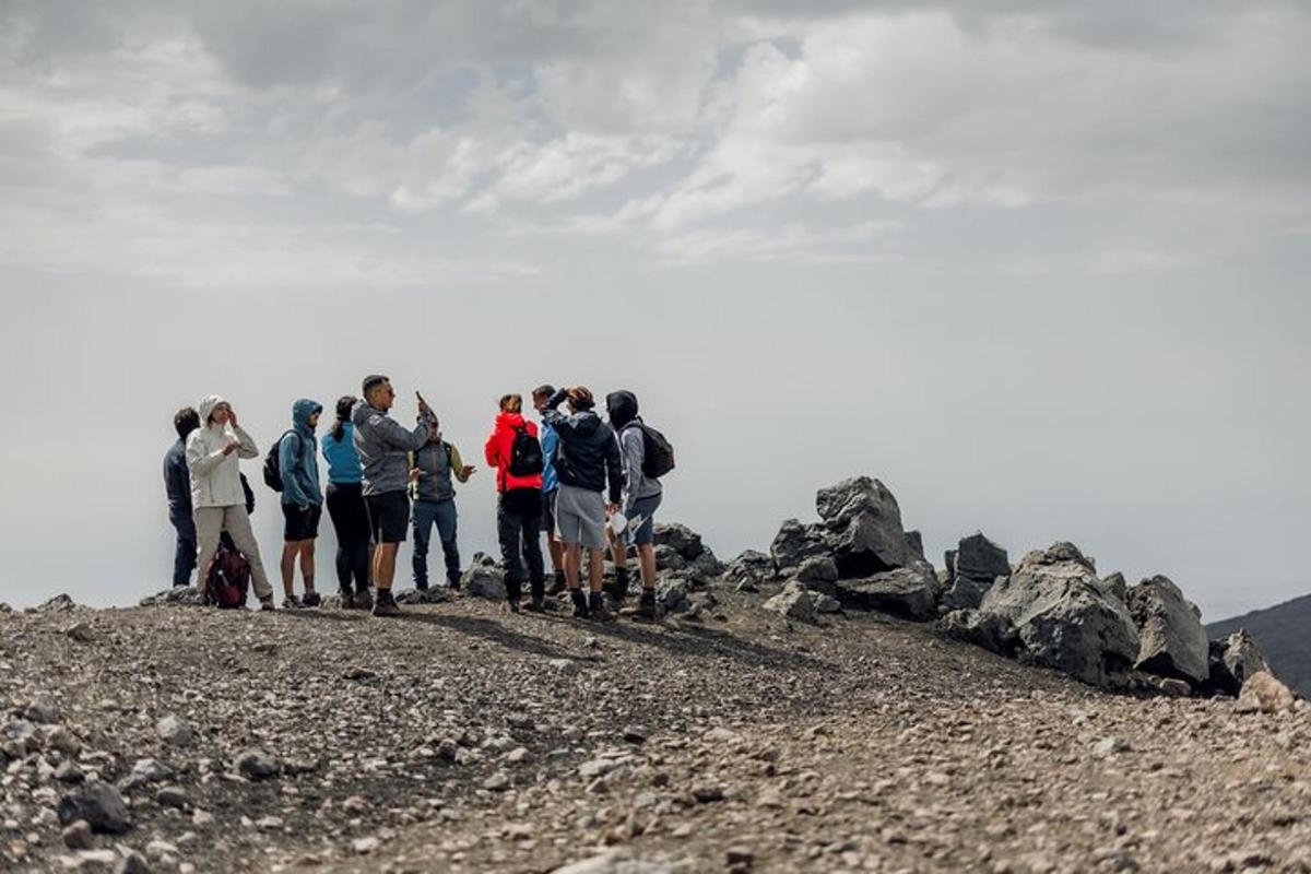sekumpulan orang berdiri di atas gunung