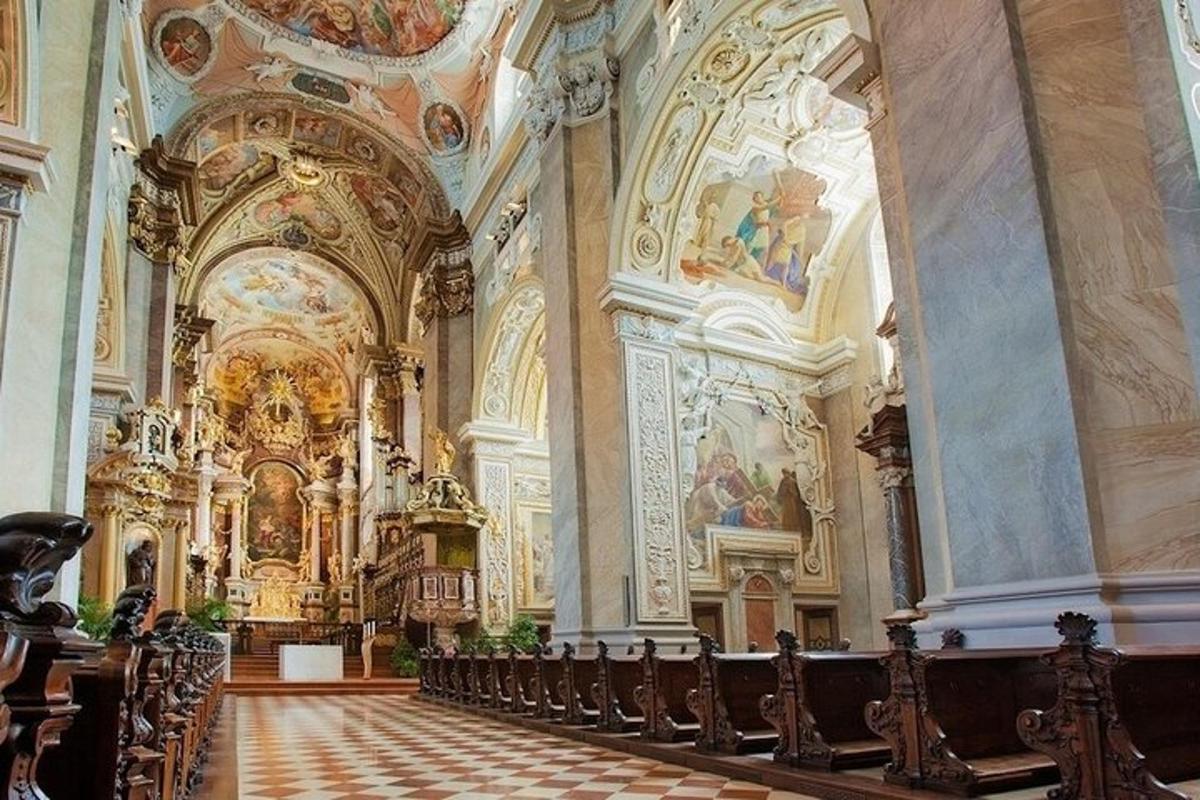 sebuah gereja besar dengan deretan kerusi di dalamnya