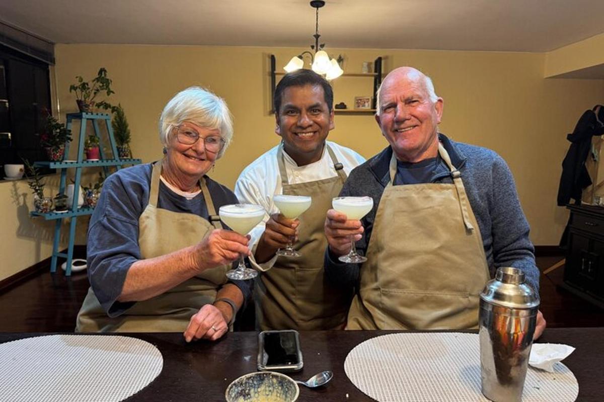 Un grupo de tres personas sosteniendo copas de vino en una mesa.