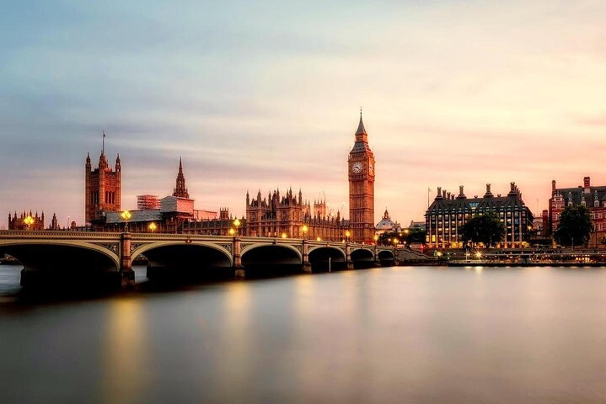 most přes řeku s hodinovou věží Big Ben