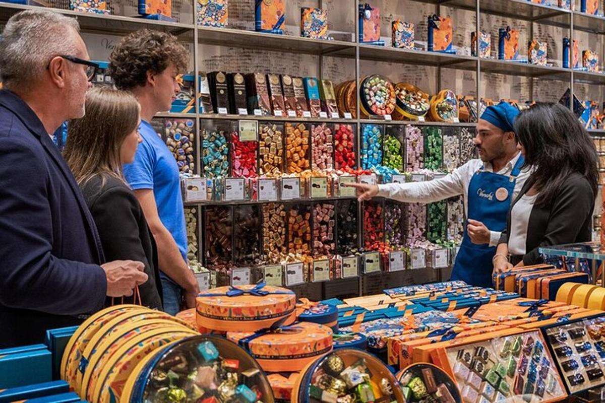 um grupo de pessoas em pé ao redor de uma loja com mercadorias
