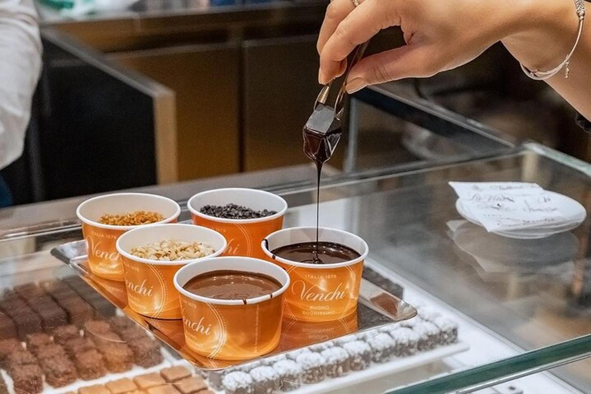 uma pessoa despejando café em xícaras em uma bandeja