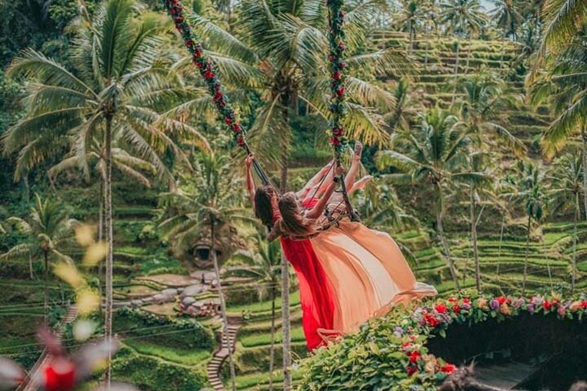 seorang wanita berpakaian merah di atas buaian
