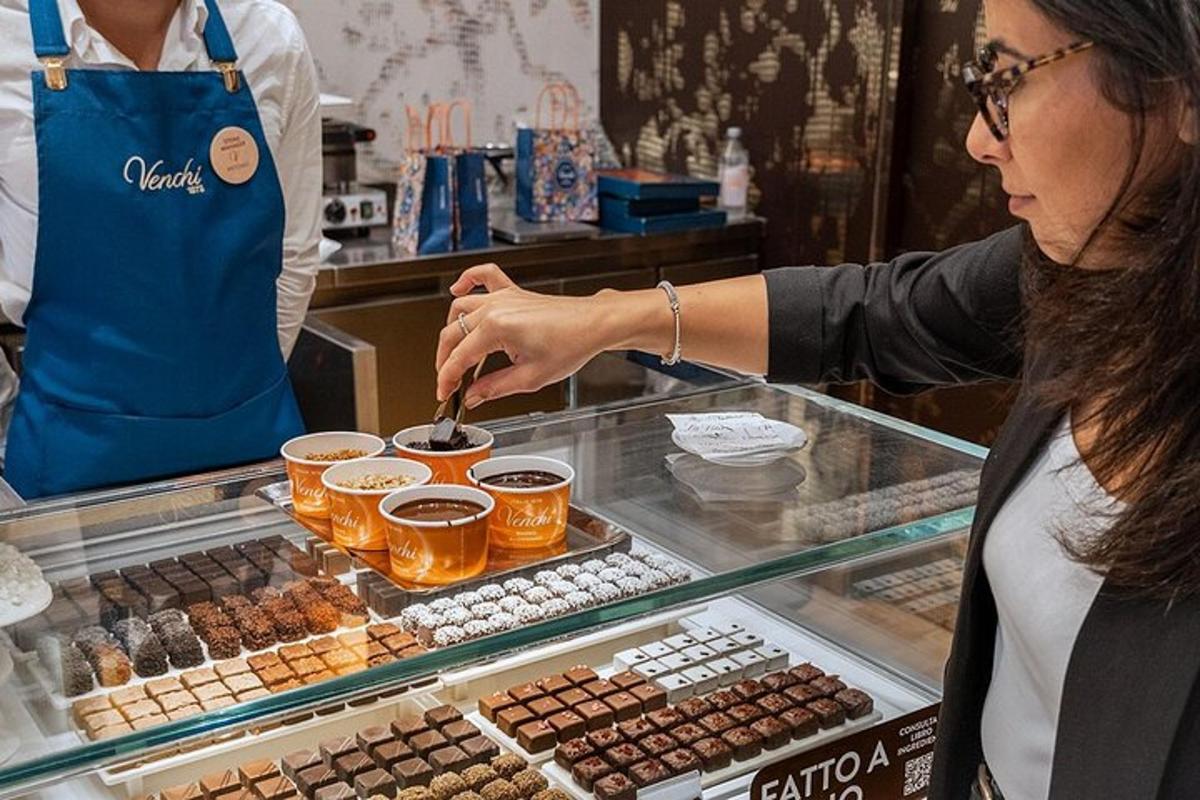 una donna in piedi davanti a una vetrina di pasticcini