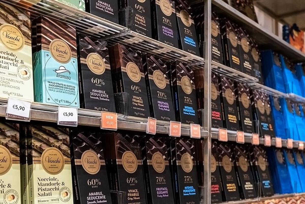 uno scaffale di un negozio pieno di bottiglie di vino