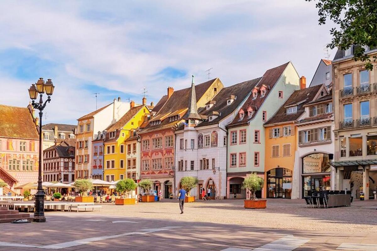 eine Stadtstraße mit Gebäuden und einer Person, die eine Straße entlang geht