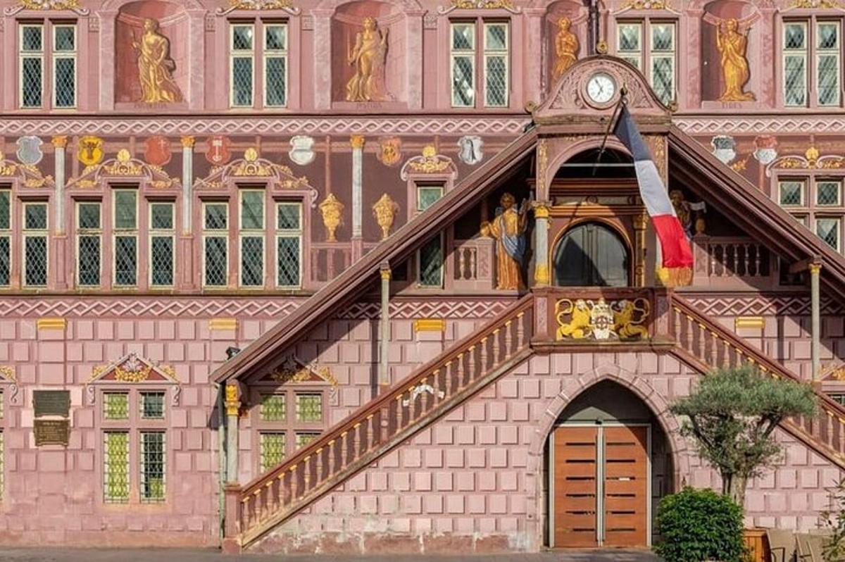 ein großes rosa Gebäude mit einer Uhr darauf