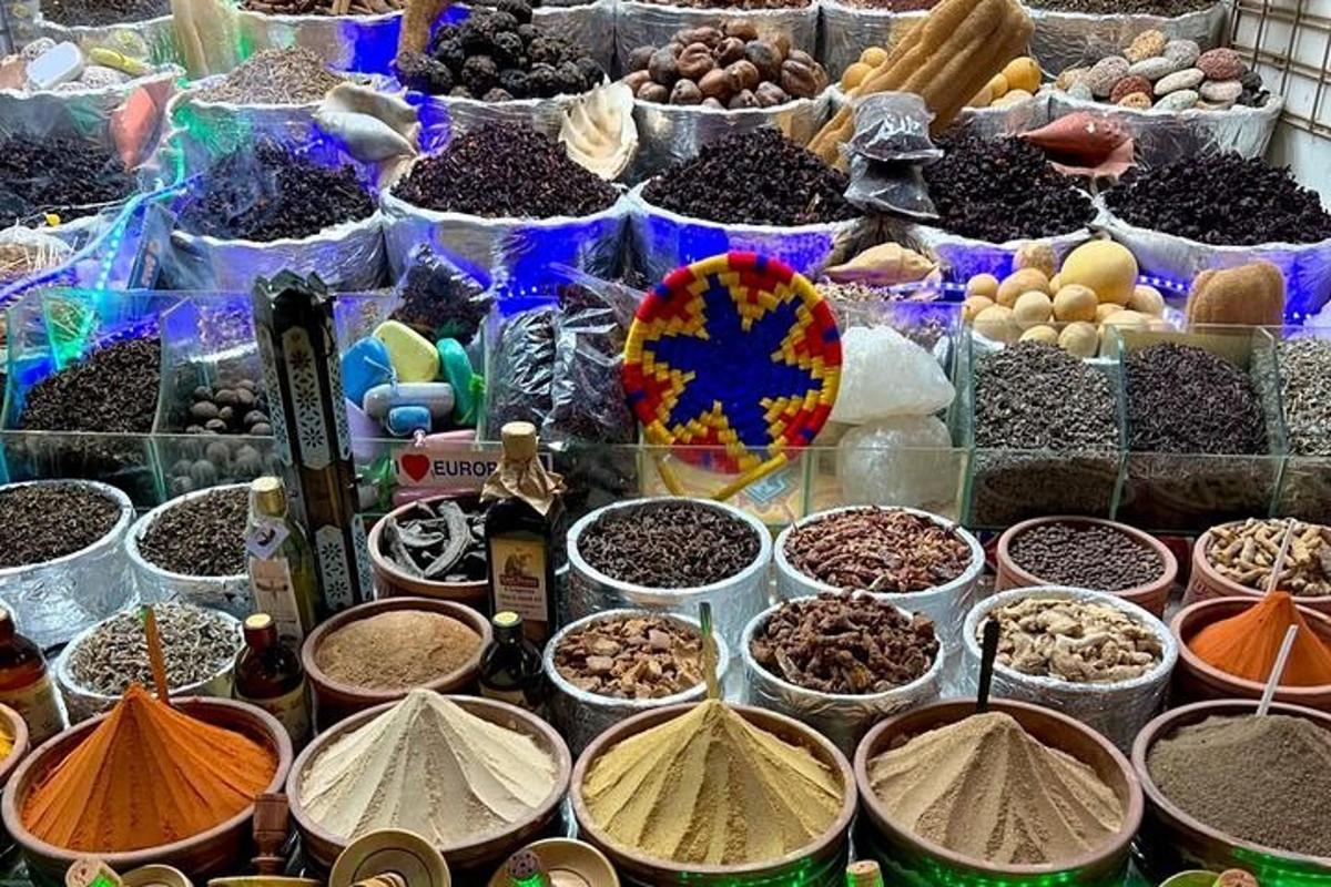 عرض أنواع مختلفة من التوابل في الدلاء