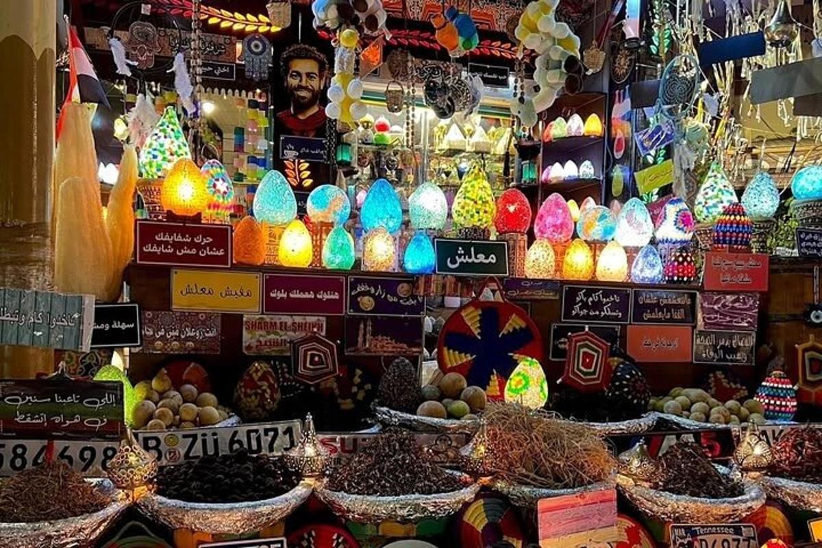 سوق به العديد من أنواع البيض والأضواء المختلفة