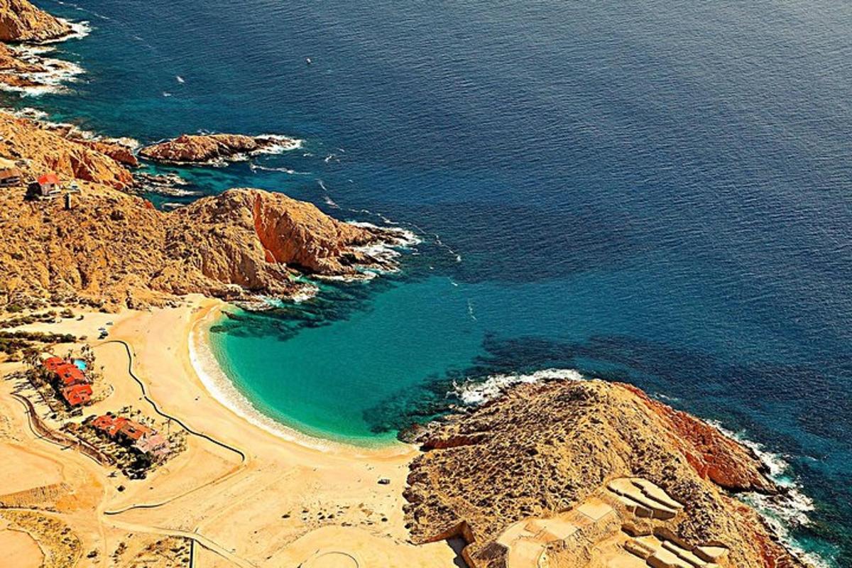 pemandangan udara pantai di sebelah lautan