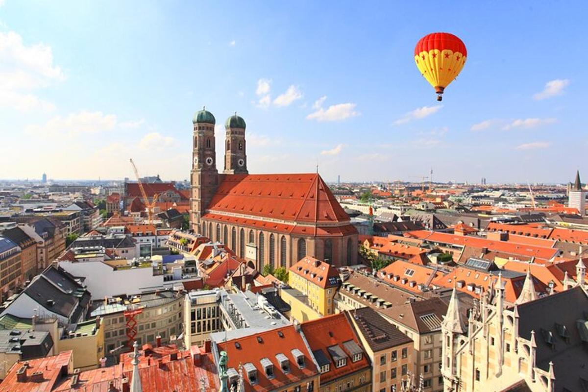 horkovzdušný balón letící nad městem