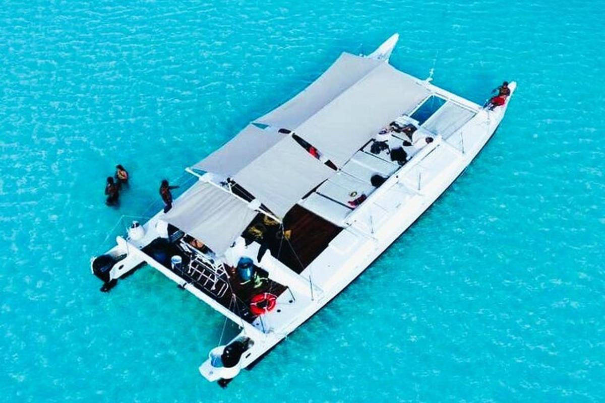 una piccola barca bianca nell'acqua