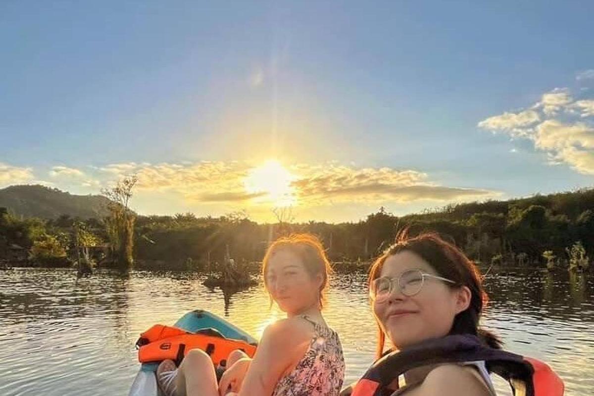 uma mulher e uma criança em um barco em um lago