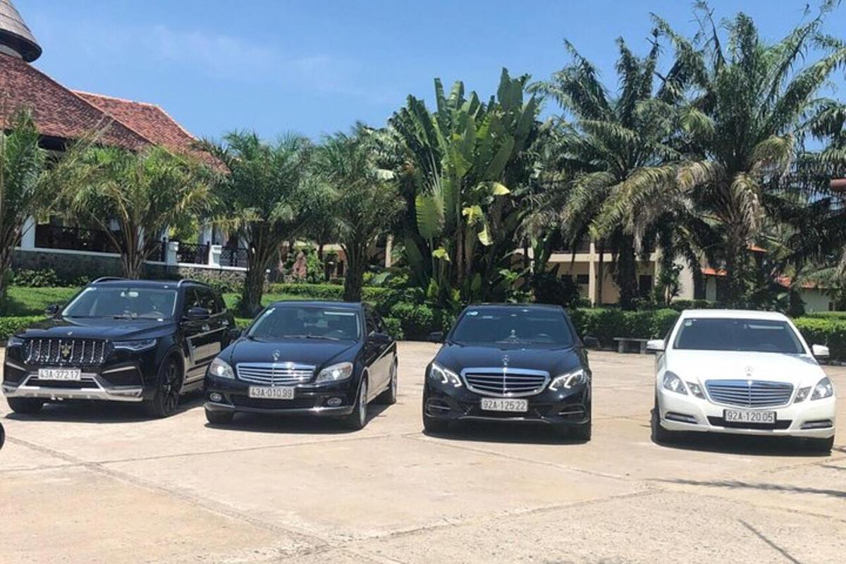 група з трьох автомобілів, припаркованих на парковці