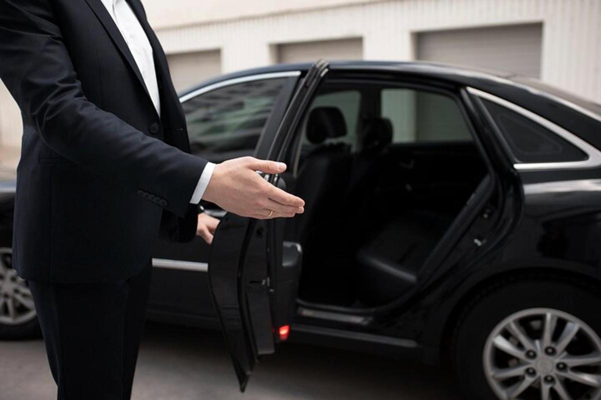 een man in pak stapt in een auto