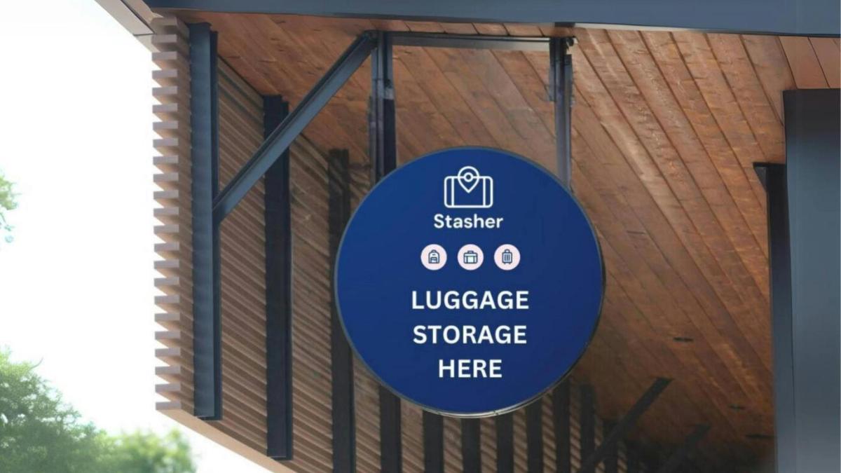 skilti á hlið byggingar