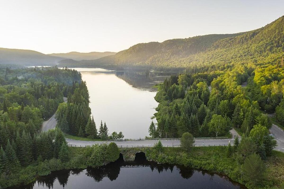 Una vista de un río con un puente y una carretera.