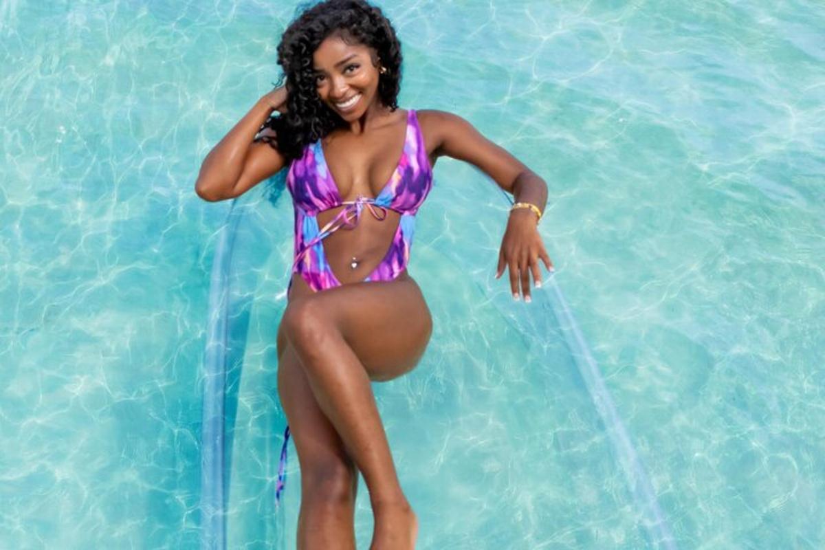 une femme en bikini violet dans une piscine