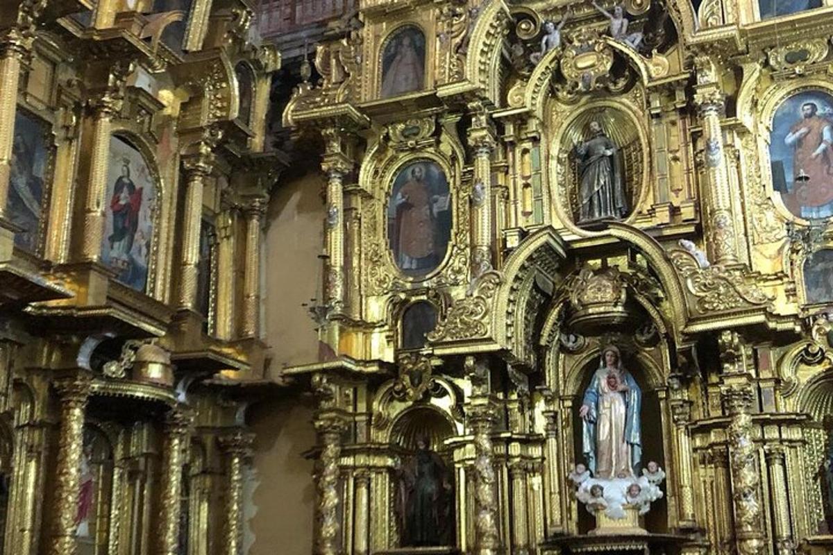 una església amb un munt de quadres a la paret