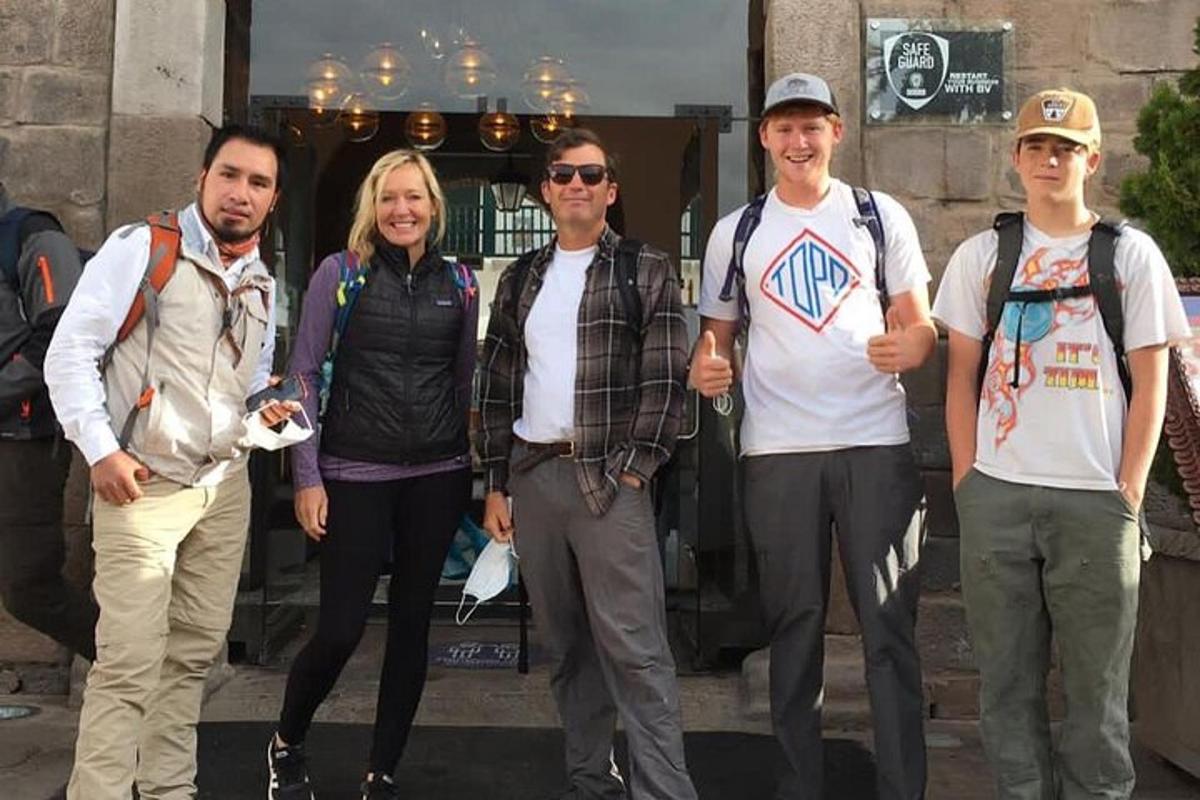 un grup de persones posant per a una foto