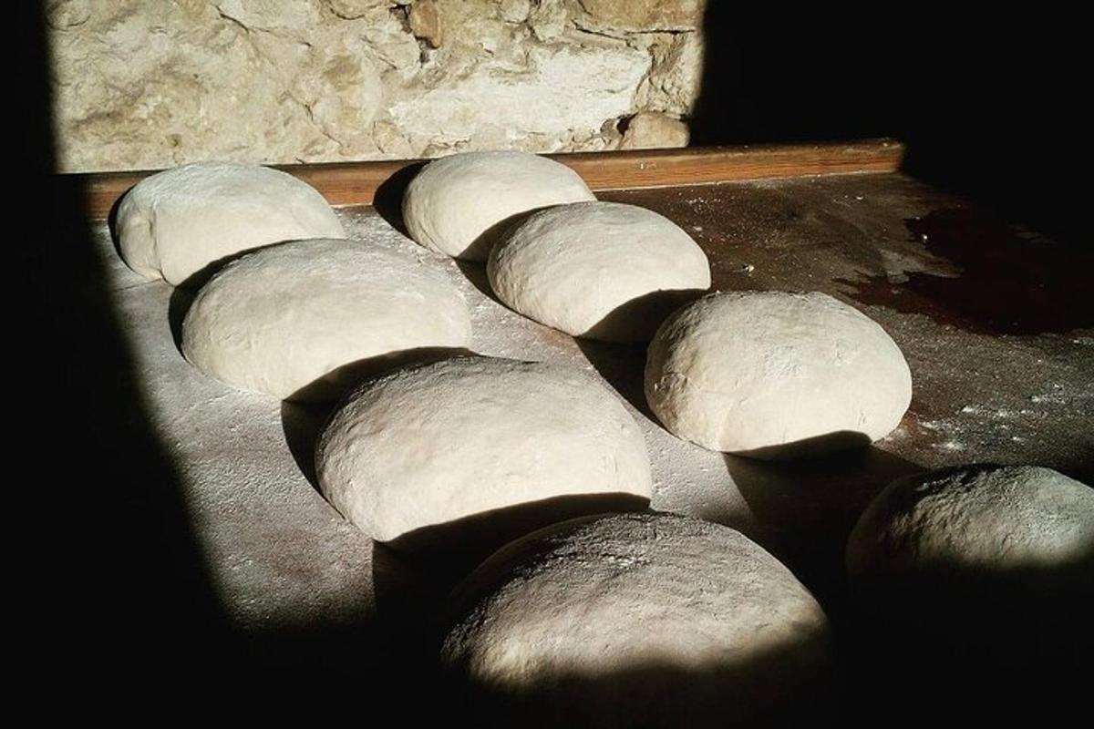 sekumpulan roti di atas lantai