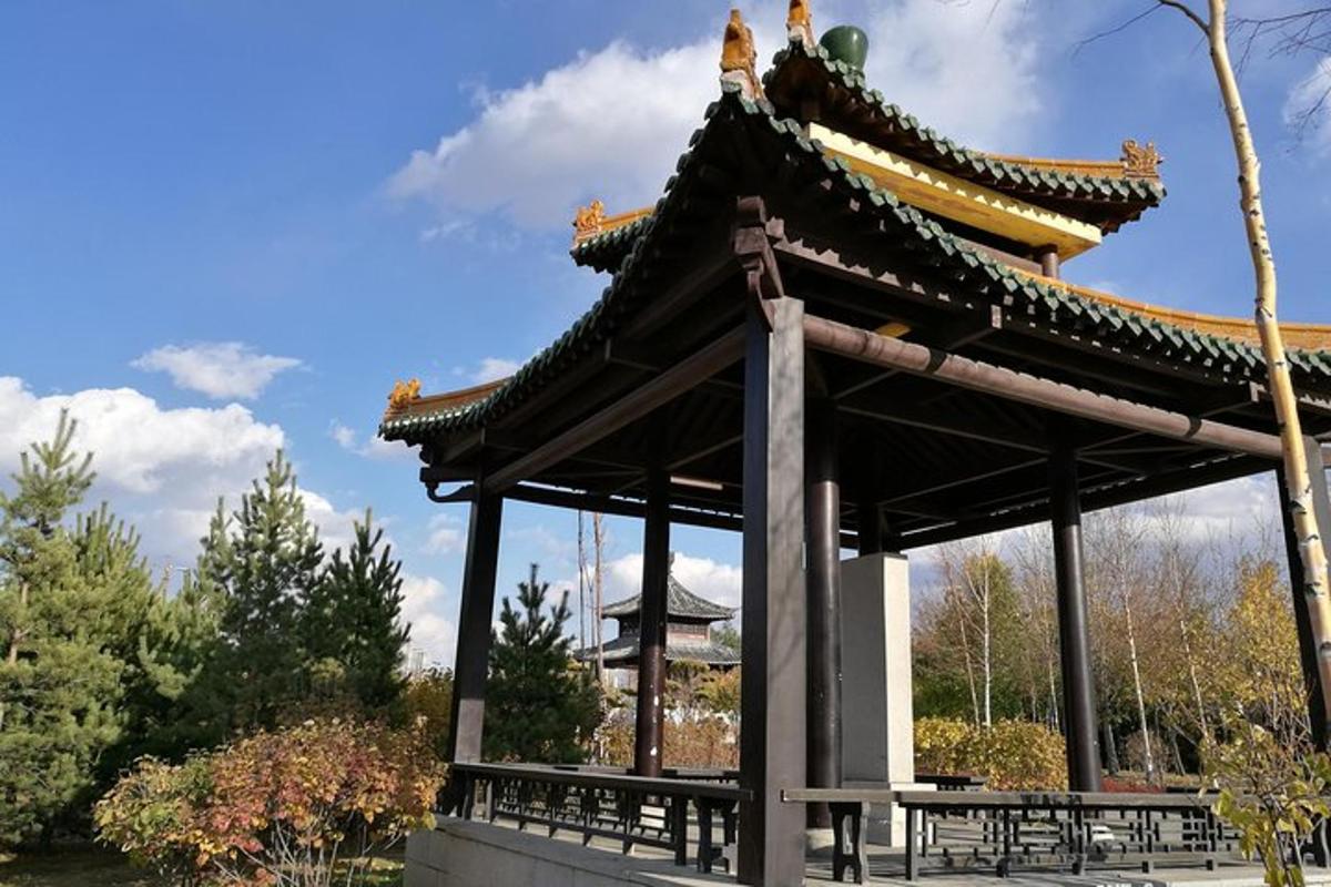 公园里的宝塔，配有桌子和长凳