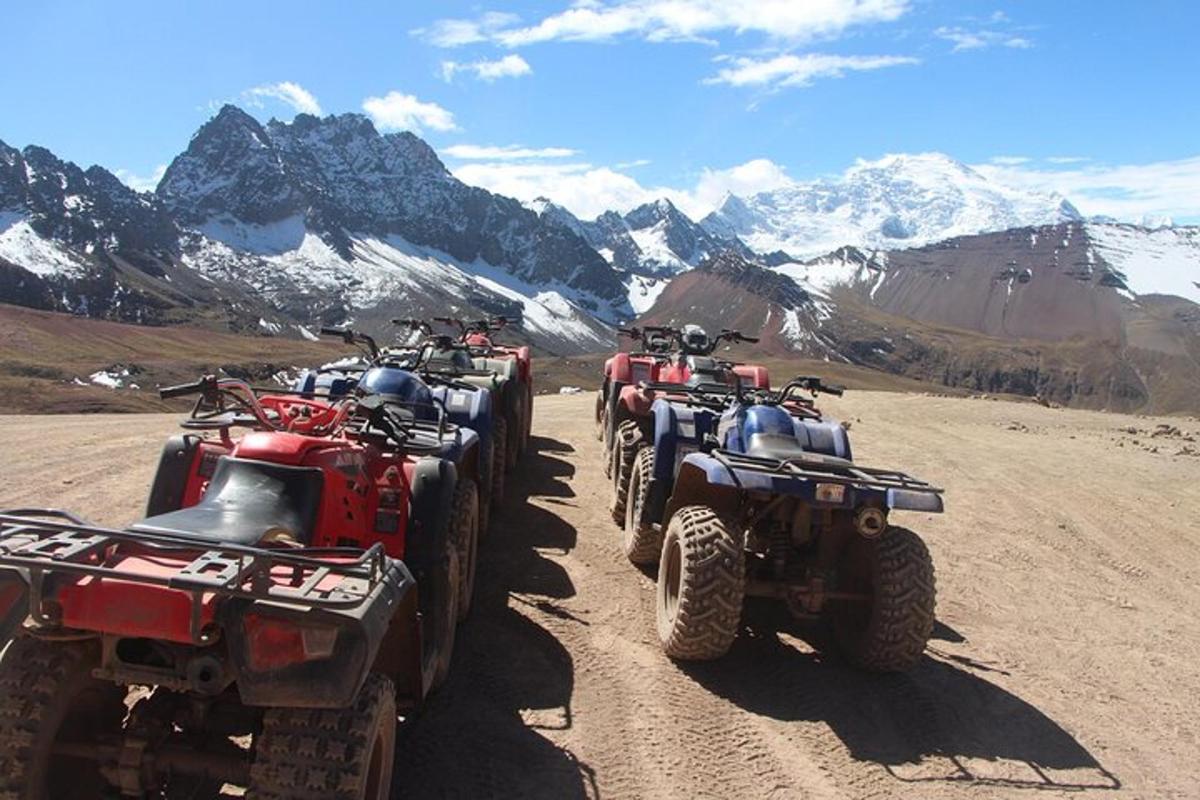 un gruppo di quattro ATV e ATV e un gruppo di ATV