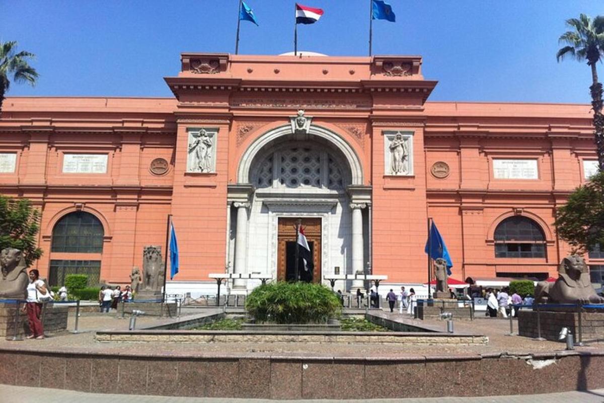 un edificio con due bandiere in cima