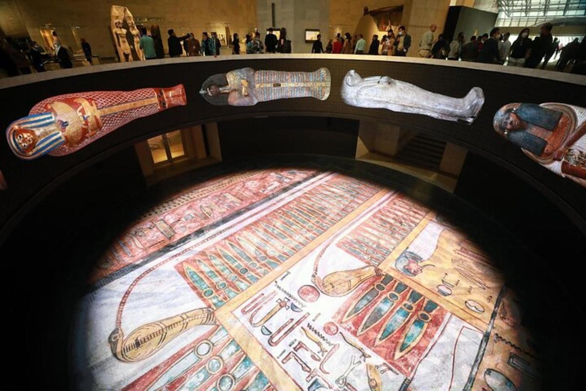 una mostra museale con un dipinto di un dipinto di manufatti