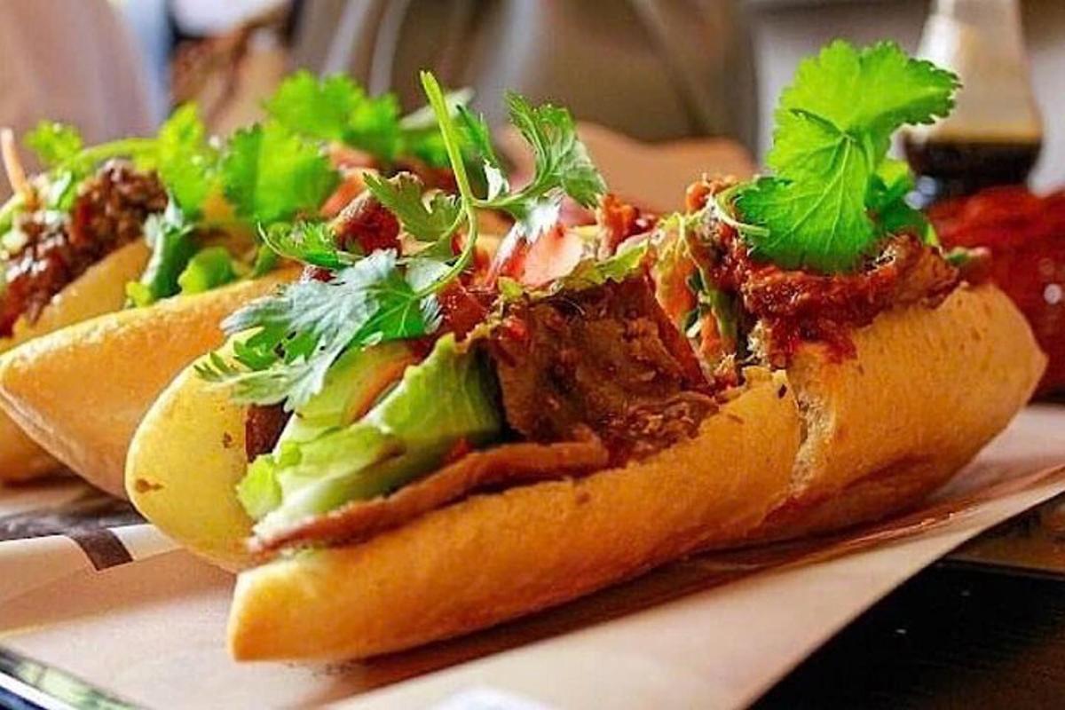 egy csoport három hot dog salátával és hússal