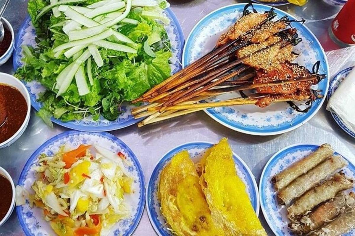 Una mesa cubierta con platos de comida con diferentes alimentos.