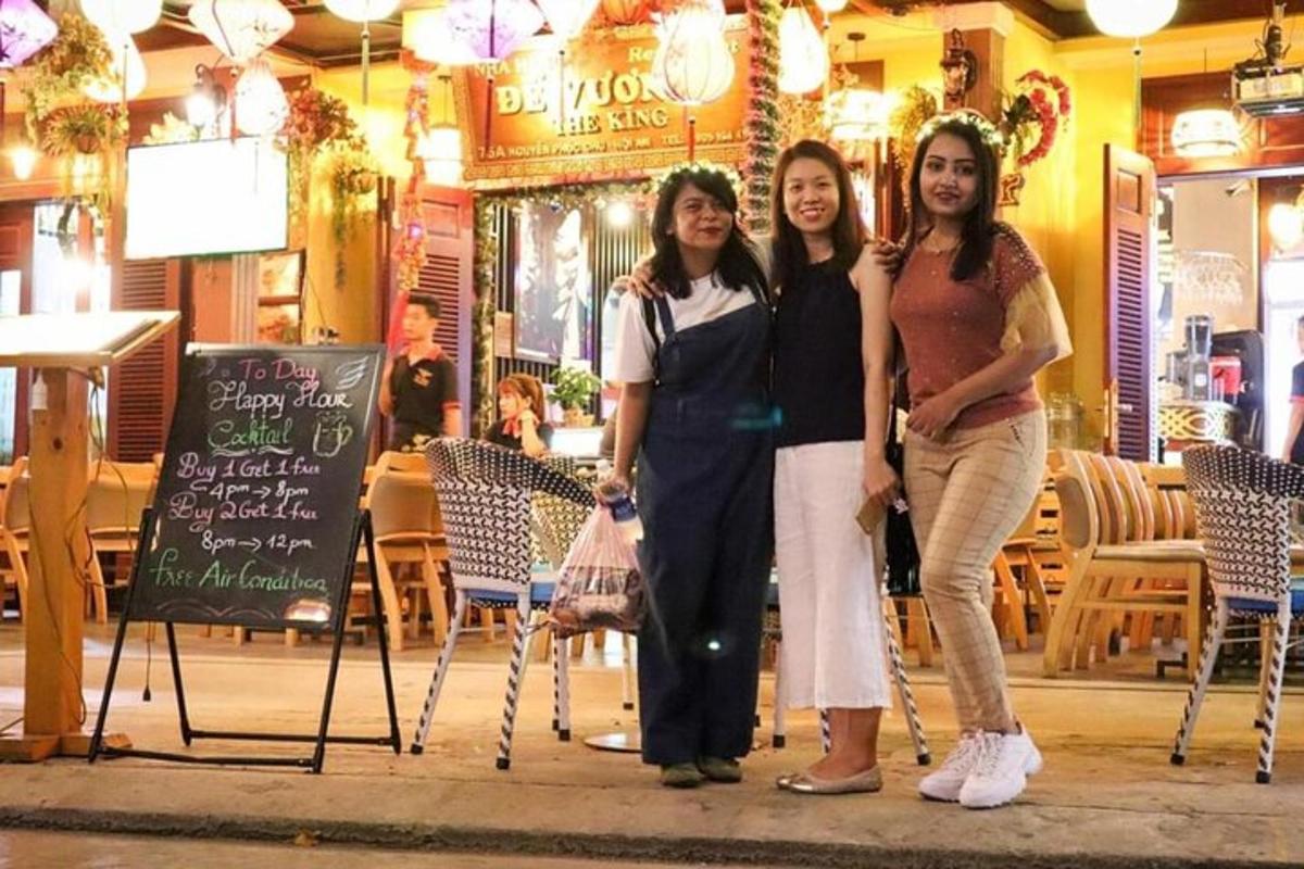 Tres mujeres están paradas frente a un restaurante.