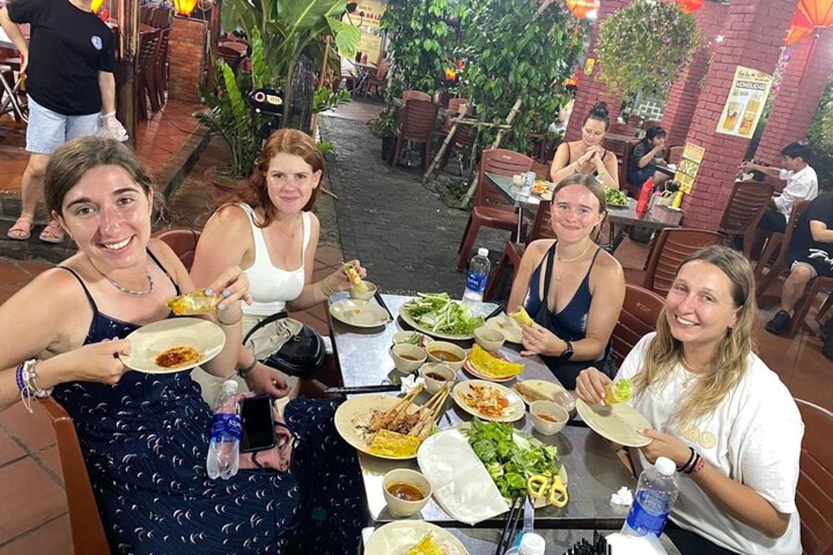 sekelompok wanita duduk di meja makan
