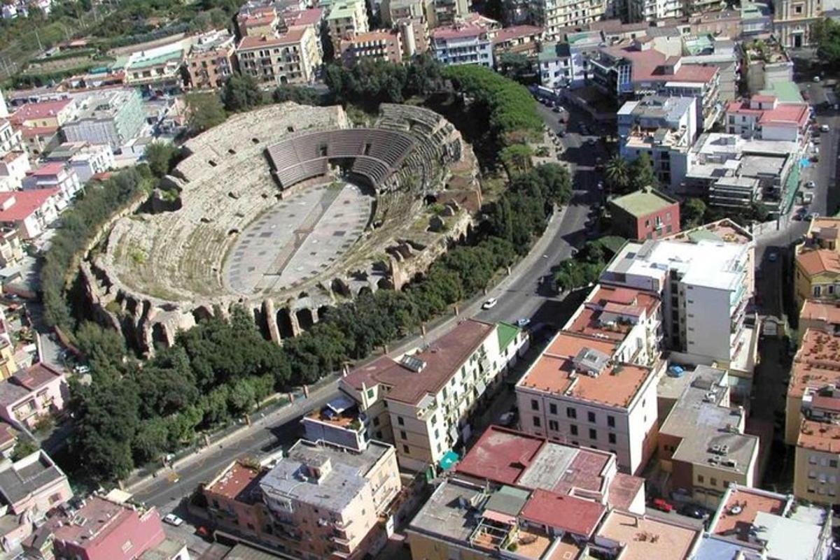 μια εναέρια άποψη ενός αμφιθεάτρου σε μια πόλη