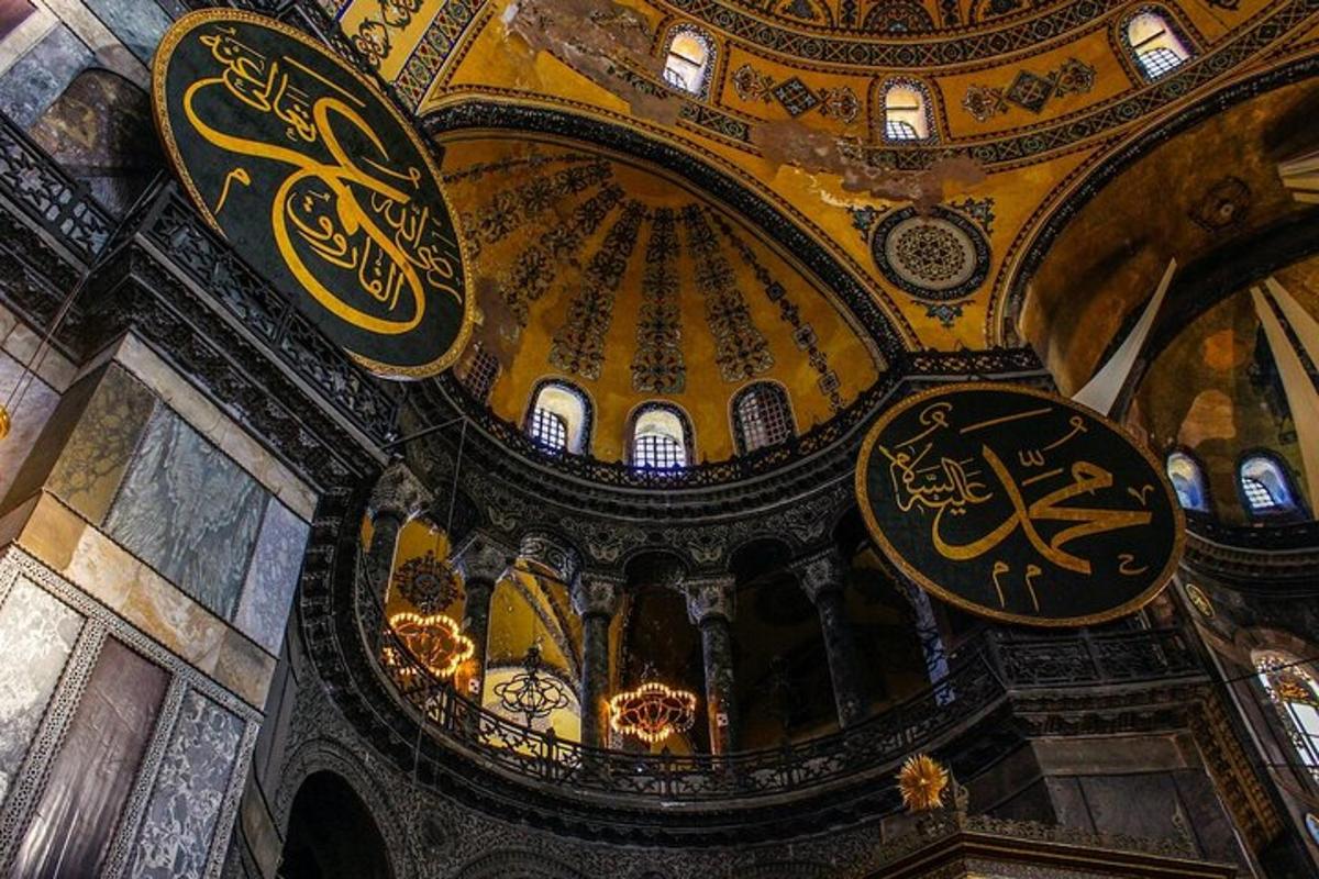 um teto de um edifício com pinturas nele