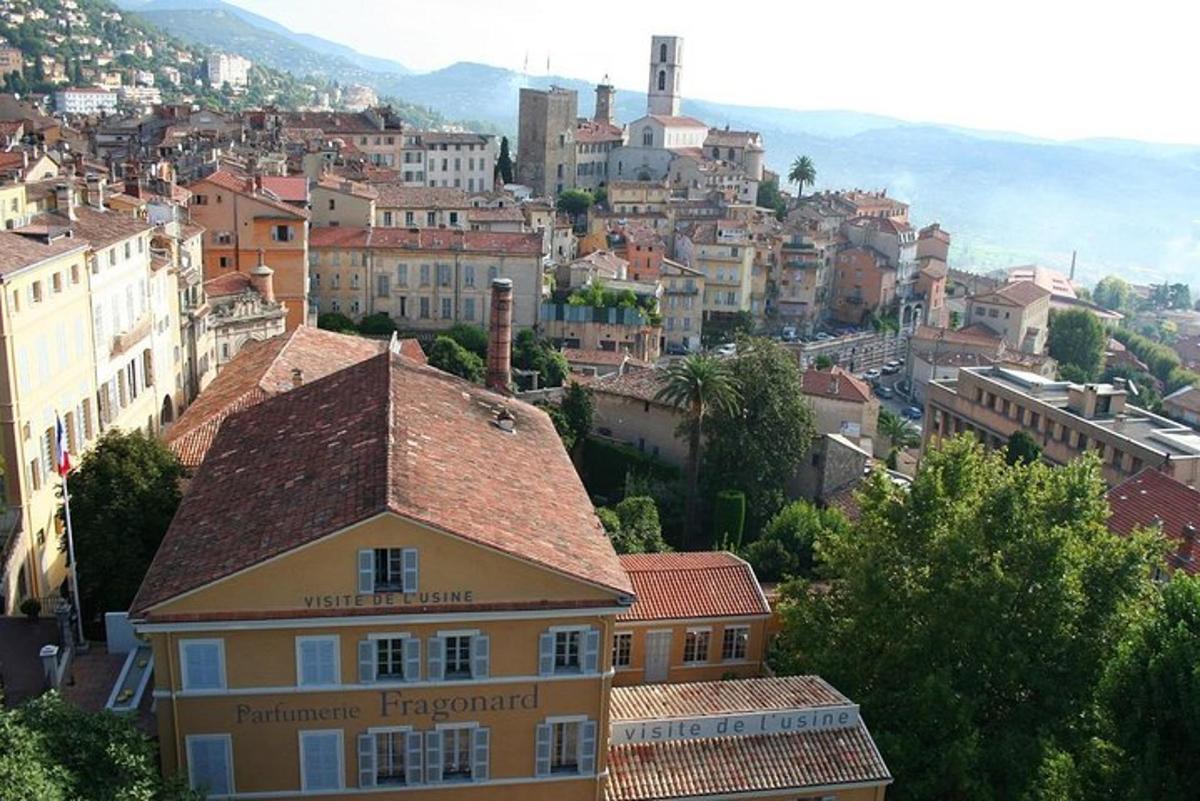 una vista d'una ciutat amb un edifici en primer pla