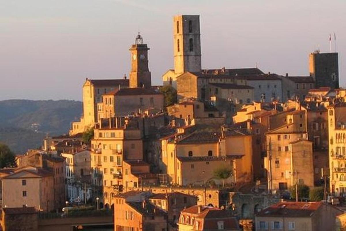 un grup d'edificis a la part superior d'una ciutat