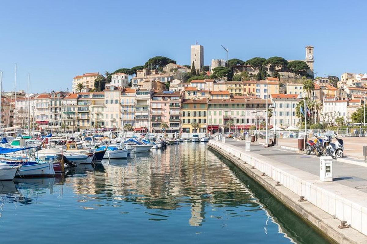 un grup de vaixells atracats en un port amb edificis