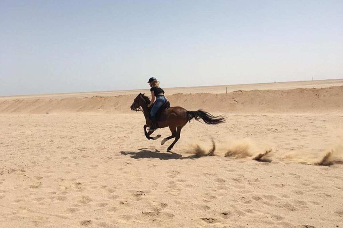 un uomo a cavallo nel deserto