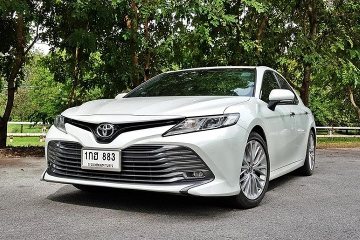 una lexusuana bianca parcheggiata in un parcheggio