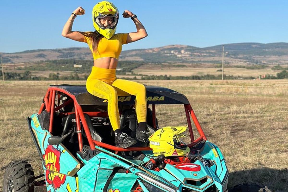 žena sedí na zadní straně čtyřkolky