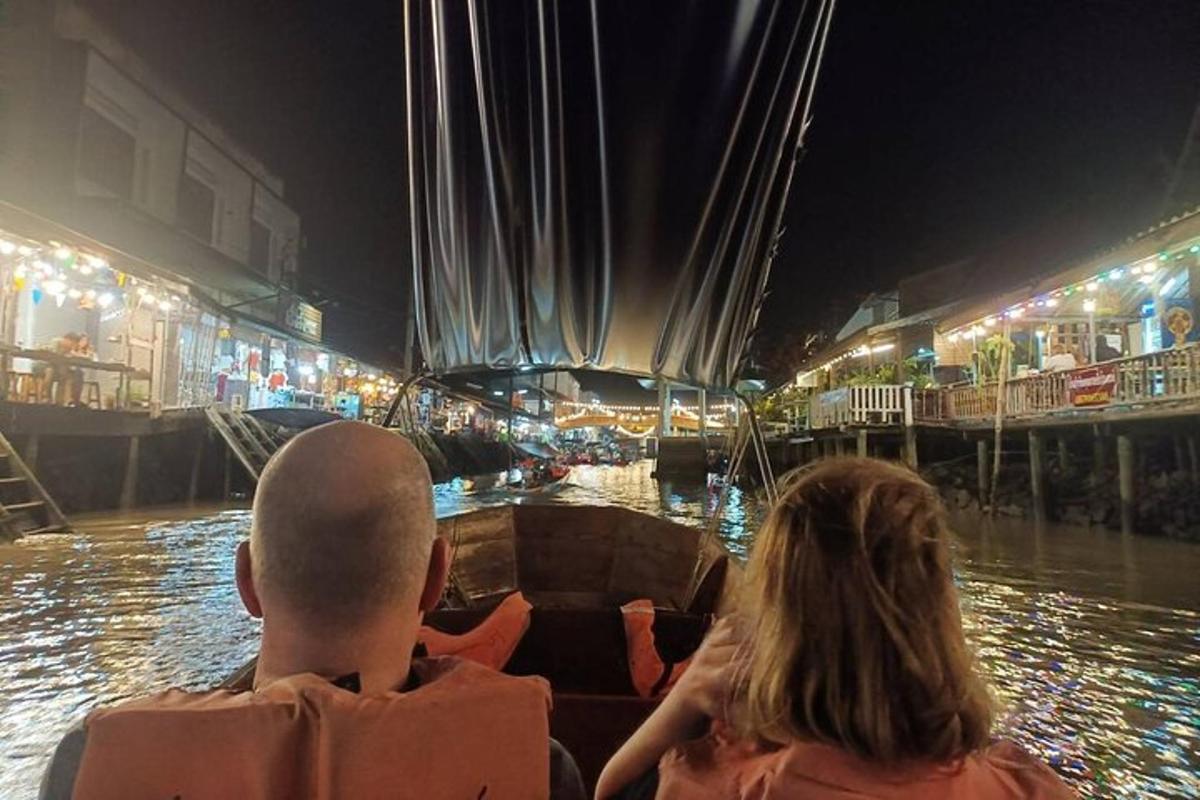 muž a žena na lodi ve vodě v noci