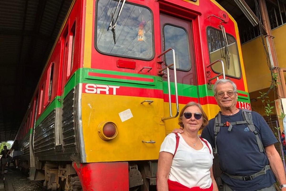 muž a žena stojící před vlakem