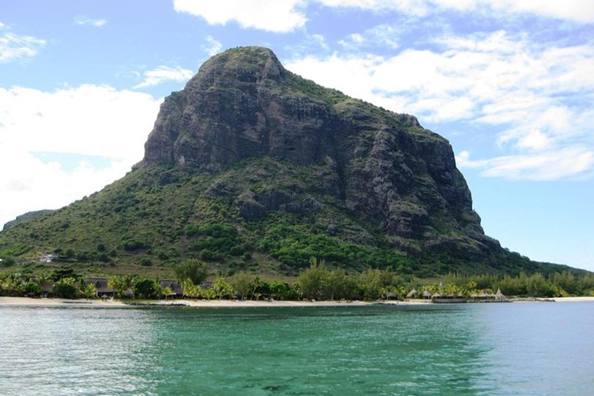 gunung yang duduk di tengah-tengah badan air