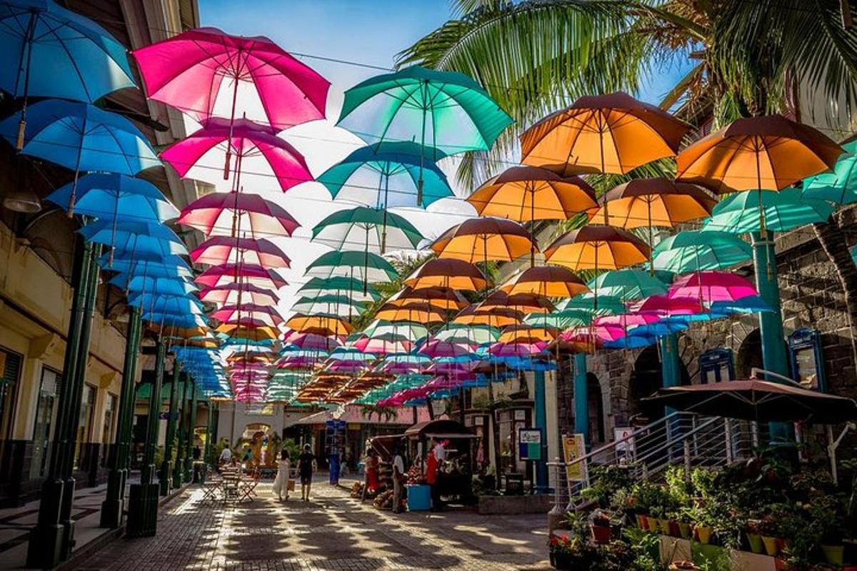 un tas de parapluies colorés suspendus à un bâtiment